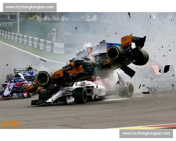 F1赛场惊险瞬间解析多起正赛事故背后的原因与教训